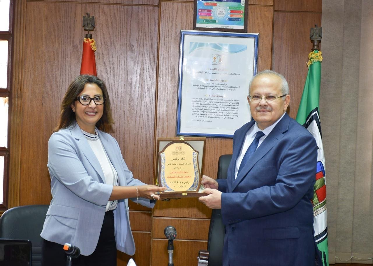 تكريم الدكتور الخشت وتسليمه درع كلية الصيدلة تقديرًا لجهوده ودعمه المستمر للكلية 1 909a8c23 5126 47c4 a390 ac344917a3db تكريم الدكتور الخشت وتسليمه درع كلية الصيدلة تقديرًا لجهوده ودعمه المستمر للكلية موقع في الجامعة