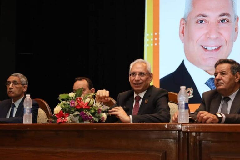 عصام فرحات يعقد لقاءً تعريفياً بطلاب جامعة المنيا الأهلية الجُدد في أولى أيام الدراسة 5 FB IMG 1727610884948 جامعة عين شمس عصام فرحات يعقد لقاءً تعريفياً بطلاب جامعة المنيا الأهلية الجُدد في أولى أيام الدراسة موقع في الجامعة