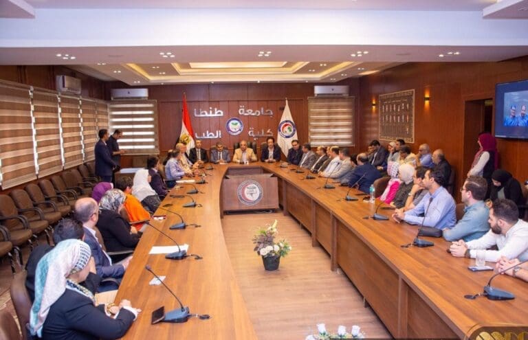 رئيس جامعة طنطا يلتقي الفرق الطبية والتمريض المشاركين في استئصال وإعادة بناء لسان مريضة مسنة 2 1000317710 المؤتمر رئيس جامعة طنطا يلتقي الفرق الطبية والتمريض المشاركين في استئصال وإعادة بناء لسان مريضة مسنة موقع في الجامعة