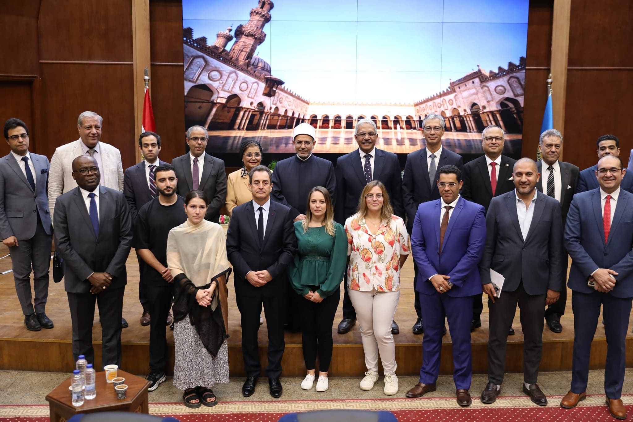 سفير فرنسا بالقاهرة يشيد بجهود الطواقم الطبية في مستشفى الحسين الجامعي 1 464845469 987823506717709 2355447443724433269 n مستشفى الحسين الجامعي سفير فرنسا بالقاهرة يشيد بجهود الطواقم الطبية في مستشفى الحسين الجامعي موقع في الجامعة