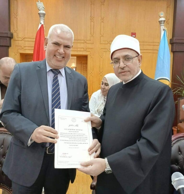 مجلس جامعة الأزهر يكرم عميد كلية أصول الدين بالقاهرة لجهوده المخلصة في الحفاظ على تراث الأمة الإسلامية وتصحيح المفاهيم المغلوطة