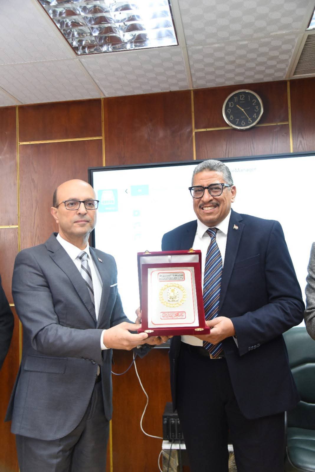 فيديو.. المنشاوي يكرم الدكتور أسامة فاروق المدير التنفيذي لمشروع مستشفى الإصابات والطوارئ الجامعي 1 FB IMG 1732641716165 فيديو فيديو.. المنشاوي يكرم الدكتور أسامة فاروق المدير التنفيذي لمشروع مستشفى الإصابات والطوارئ الجامعي موقع في الجامعة