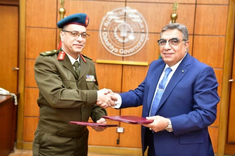 معهد اللغات للقوات المسلحة يوقع عقد إتفاق مع محافظة الدقهلية 8 فى إطار حرص القوات المسلحة على المشاركة الفعالة فى خدمة المجتمع المدنى وصقل مهارات الشباب لتأهيلهم لسوق العمل , وقع اللواء محمـد البابلى مدير معهد اللغات للقوات المسلحة واللواء طارق مرزوق محافظ الدقهلية عقد إتفاق لتقديم برامج تعليمية وتدريبية وأكاديمية فى مجال تعليم اللغات والترجمة . ويهدف عقد الإتفاق إلى تنظيم التعاون بين الطرفين لتنفيذ برامج أكاديمية وتدريبية فى مجال اللغات الأجنبية وتأهيل شباب المحافظة وفقاً للقواعد واللوائح المنظمة لذلك ، ويأتى ذلك تأكيداً على دور معهد اللغات للقوات المسلحة فى النهوض بالمستوى العلمى والثقافى فى مجال اللغات وتعزيز التعاون المشترك مع كافة المحافظات المصرية لتمكين المتدربين من إجادة وإتقان المعارف والمهارات اللغوية التى يحتاجها سوق العمل . حضر توقيع العقد عدد من أعضاء هيئة التدريس بمعهد اللغات للقوات المسلحة وعدد من المسؤلين بمحافظة الدقهلية .