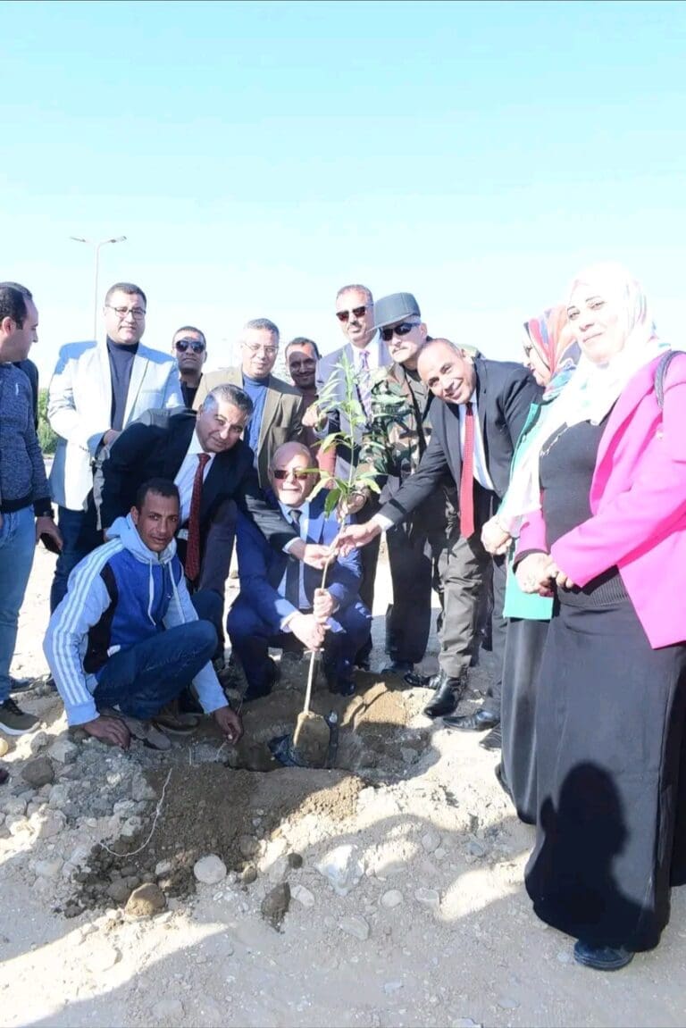فيديو: رئيس جامعة سوهاج ورئيس جامعة صبراته الليبية يشاركان الطلاب زراعة الشجرة بالجامعة 9 بالصور: يعمل بين الطلاب ويساعدهم.. رئيس جامعة جامعة سوهاج يشارك بزرع الأشجار ضمن الأسبوع البيئي