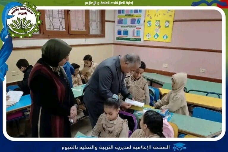 وكيل تعليم الفيوم يكرم معلمة اللغة العربية أثناء تفقده مدرسة المنشية الابتدائية 27 1733820200626 الجمهورية وكيل تعليم الفيوم يكرم معلمة اللغة العربية أثناء تفقده مدرسة المنشية الابتدائية موقع في الجامعة