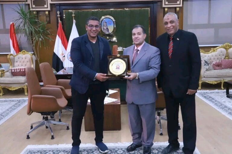 بعد توفير 4000 قطعة ملابس.. رئيس جامعة جنوب الوادى يكرم مؤسسة تحيا مصر 9 1734769672812 السيسي بعد توفير 4000 قطعة ملابس.. رئيس جامعة جنوب الوادى يكرم مؤسسة تحيا مصر موقع في الجامعة
