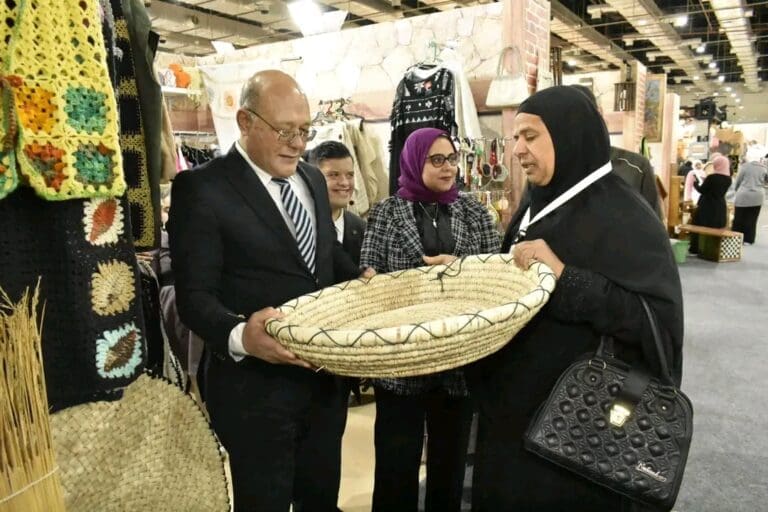 بمشاركة 450 قطعة فنية.. النعماني يتفقد جناح جامعة سوهاج بمعرض تراثنا- صور 1 1734772145913 النعماني بمشاركة 450 قطعة فنية.. النعماني يتفقد جناح جامعة سوهاج بمعرض تراثنا- صور موقع في الجامعة