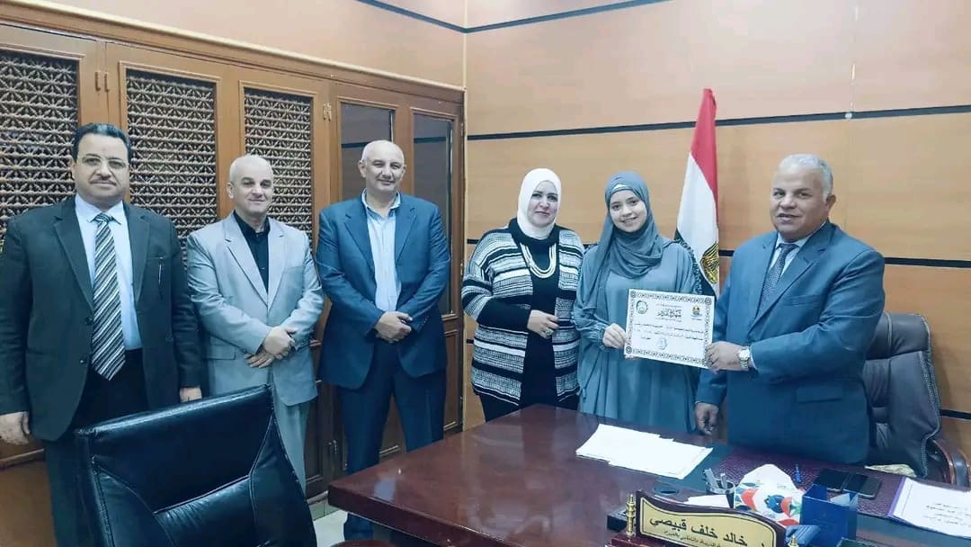 وكيل تعليم يكرم طالبتين بمدرسة الثانوية الصناعية للبنات بالحادثة - صور 1 1735305634776 وكيل تعليم وكيل تعليم يكرم طالبتين بمدرسة الثانوية الصناعية للبنات بالحادثة - صور موقع في الجامعة