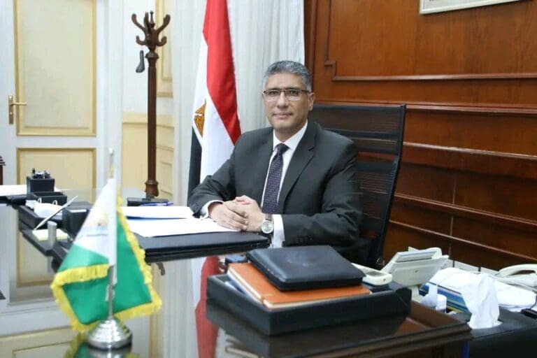 محافظة الجيزة تنظم برامج تدريبية لرفع كفاءة العاملين بالجهات الحكومية 15 1735306459173 سكك حديد مصر محافظة الجيزة تنظم برامج تدريبية لرفع كفاءة العاملين بالجهات الحكومية موقع في الجامعة