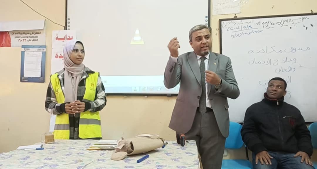 صور.. مدرسة باصونة الإبتدائية تواصل التميز وتنظم ندوة عن مكافحة الإدمان 1 صور..مدرسة باصونة الإبتدائية تواصل التميز وتنظم ندوة عن مكافحة الإدمان نفذت مدرسة باصونة الإبتدائية ندوة لجميع طلاب وطالبات المدرسة، على مدار يومين، بغرفة مناهل المعرفة بالمدرسة، وذلك بالتعاون مع صندوق مكافحة وعلاج الإدمان بالمحافظة، متمثلا في الدكتورة هايدي بخيت مدربة بالصندوق. ونظم محمد علام مسؤول وحدة التدريب بالمدرسة، ووليد محمد سيد أخصائى إجتماعى وطه أبوخبر أخصائي نفسي، دخول وخروج الطلاب فصل تلو الأخر منع لتكدس والازدحام الطلاب في مواقع التدريب. وبحسب البيان عرضت مدربة الصندوق مكافحة الإدمان، فيديوهات توضح خطورة الإدمان والمخدرات وشرحت أنواع المخدرات وكيفية تأثيرها النفسي والصحي والإجتماعي على المدمنين، وأسرهم والمجتمع بأكمله،موضحة للطلاب كيفية التصدي لتلك المخاطر وتوعية الطلاب للابتعاد عنها. وأوضحت المدربة أنه تم توعية الطلاب بالخط الساخن لصندوق مكافحة الإدمان ، 16023، مشيرة إلى أن العلاج يتم بالمجان وفى سرية تامة وتوزيع المطويات على الطلاب والطالبات بالمدرسة وذلك بحضور مجدى المصرى وكيل المدرسة، وأحمد محمد احمد مدير المدرسة. جاء ذلك في إطار مبادرة بداية جديدة لبناء الإنسان، وتحت رعاية الدكتور محمد السيد وكيل وزارة التربية والتعليم بسوهاج وإشراف إدارة التدريب بمديرية التربية والتعليم بسوهاج وميرفت عبدالعظيم مدير إدارة التدريب بالمديرية والدكتورة منى طرخان مدير عام إدارة المراغة التعليمية ومبروكة لوندى رئيس قسم التدريب بإدارة المراغة.