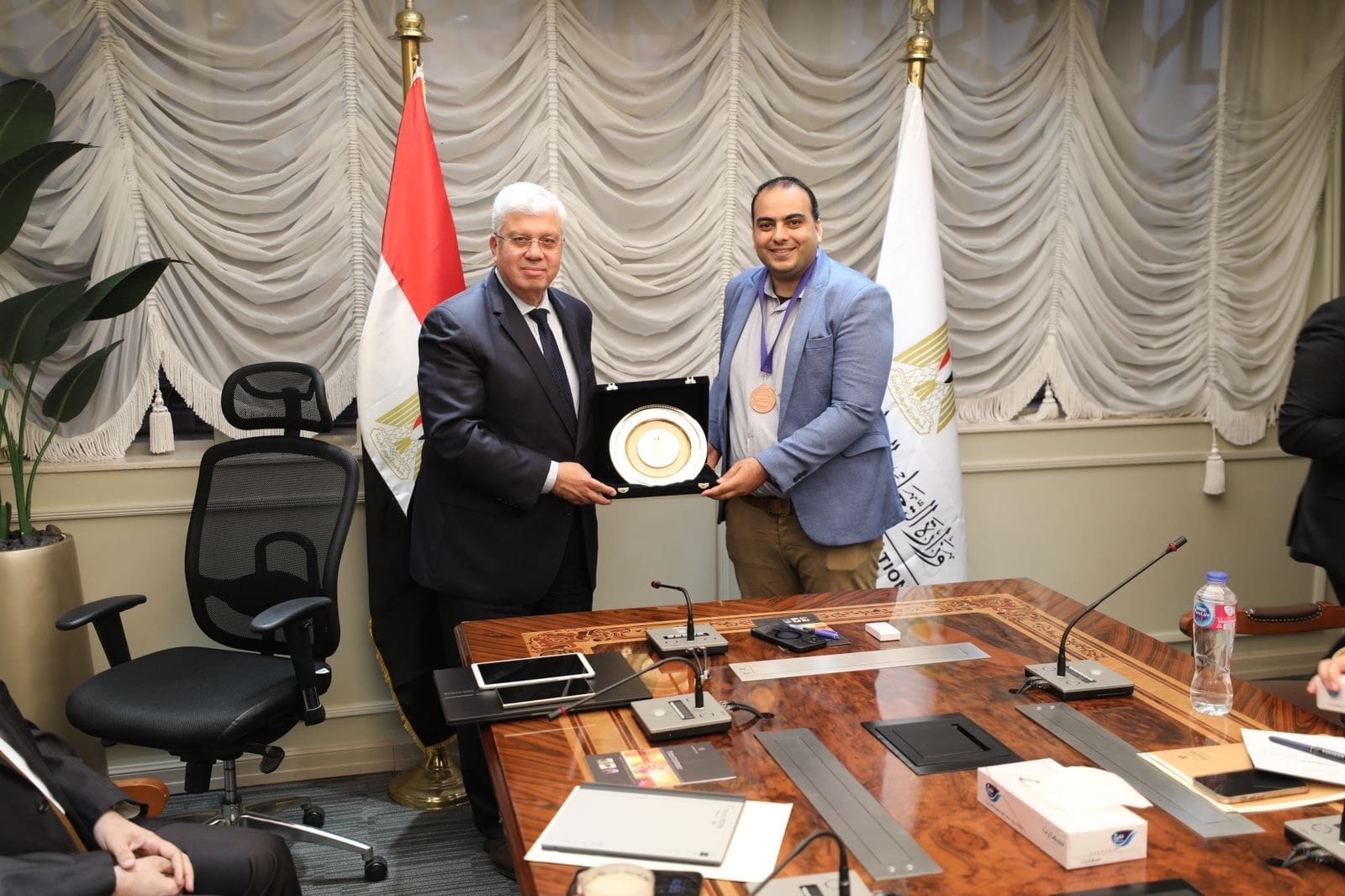 وزير التعليم العالى يكرم المهندس مصطفى السيد لحصوله على الميدالية البرونزية بكوريا الجنوبية 1 6fed9a37 b031 443d b3a0 d5492abe239e وزير وزير التعليم العالى يكرم المهندس مصطفى السيد لحصوله على الميدالية البرونزية بكوريا الجنوبية موقع في الجامعة