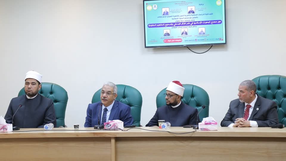 لمواجهة الانحرافات الفكرية .. نصيحة ذهبية من أمين "البحوث الإسلامية" للشباب خلال ندوة جامعة الأزهر 1 FB IMG 1733942478691 لمواجهة الانحرافات الفكرية .. نصيحة ذهبية من أمين "البحوث الإسلامية" للشباب خلال ندوة جامعة الأزهر موقع في الجامعة