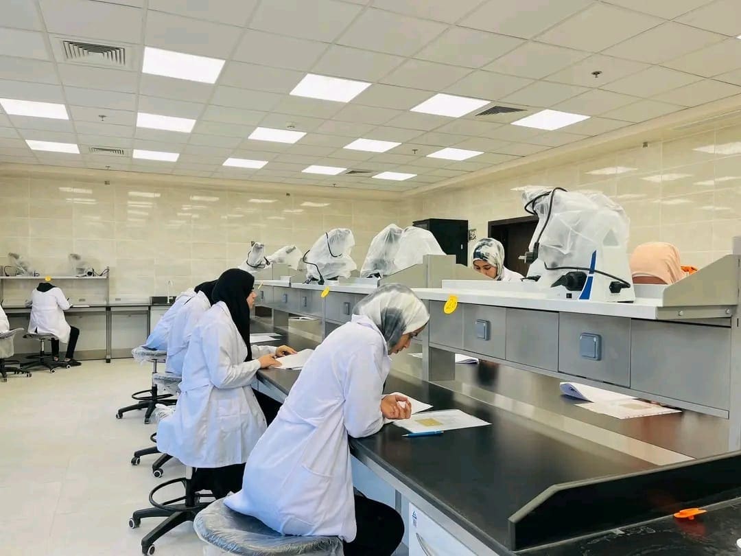 687 طالباً وطالبة يؤدون الامتحانات النظرية والعملية للفصل الدراسي الأول بكلية تكنولوجيا العلوم الصحية التطبيقية 1 ae1ecb49 c1f6 4b29 b28a a66708ce864f امتحانات 687 طالباً وطالبة يؤدون الامتحانات النظرية والعملية للفصل الدراسي الأول بكلية تكنولوجيا العلوم الصحية التطبيقية موقع في الجامعة