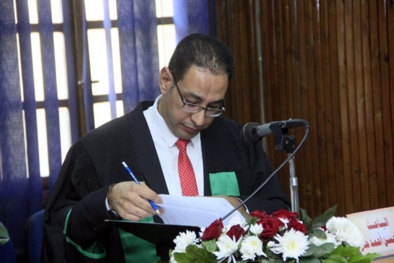 الباحث علي حسن يحصل على دكتوراة من كلية الحقوق بجامعة القاهرة 8 الباحث مطروح الباحث علي حسن يحصل على دكتوراة من كلية الحقوق بجامعة القاهرة موقع في الجامعة
