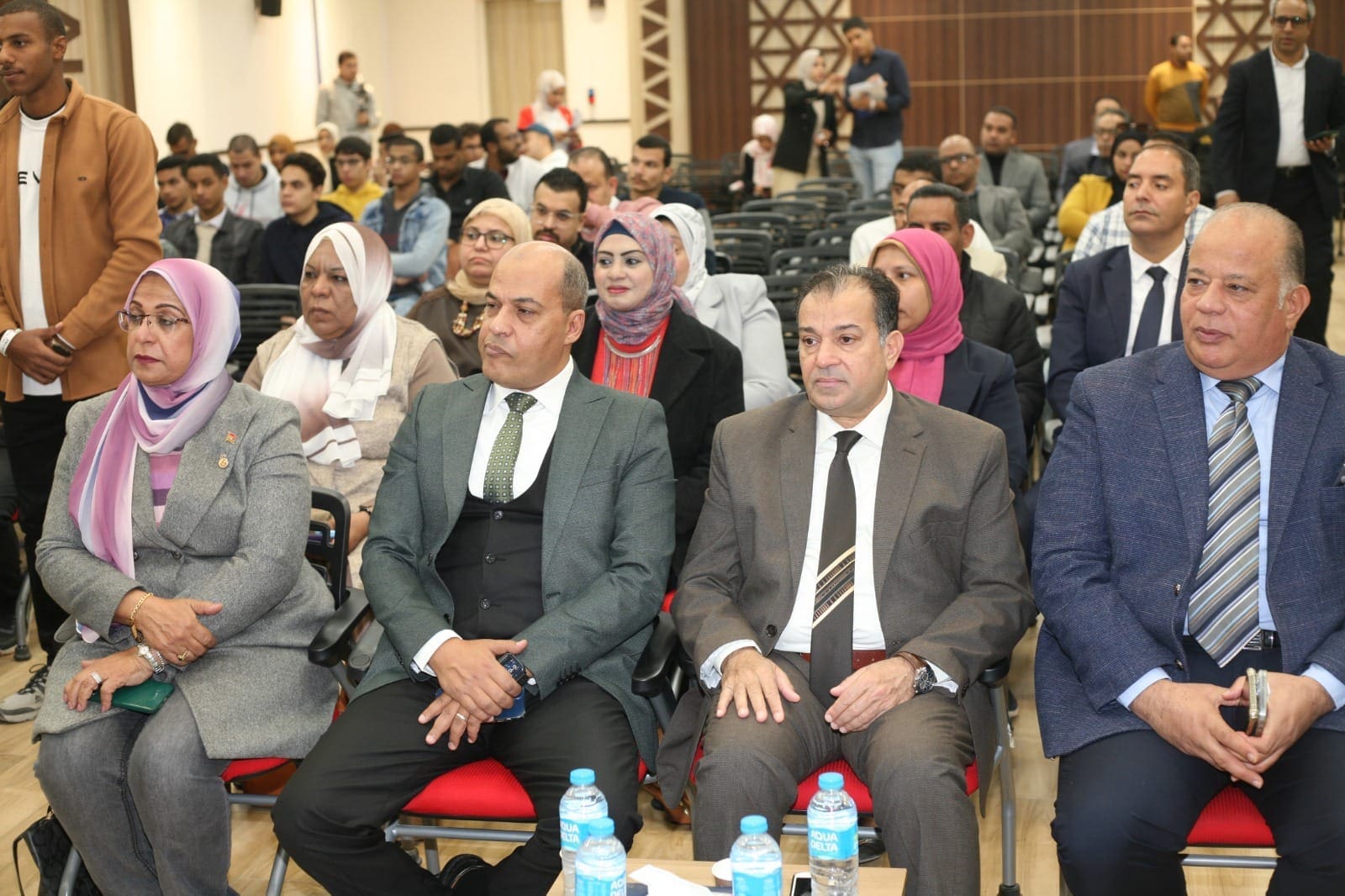 أبرزها ورش في الابتكار.. تعرف على انجازات مركز إبداع مصر الرقيمة بقنا 1 رئيس جامعة جنوب الوادي خلال المؤتمر قنا أبرزها ورش في الابتكار.. تعرف على انجازات مركز إبداع مصر الرقيمة بقنا موقع في الجامعة
