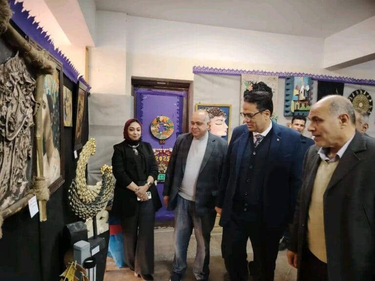 وكيل تعليم الغربية يفتتح معرض النتائج واللوحات الزيتية ٢٠٢٥-صور 5 1735897444070 تعليم وكيل تعليم الغربية يفتتح معرض النتائج واللوحات الزيتية ٢٠٢٥-صور موقع في الجامعة