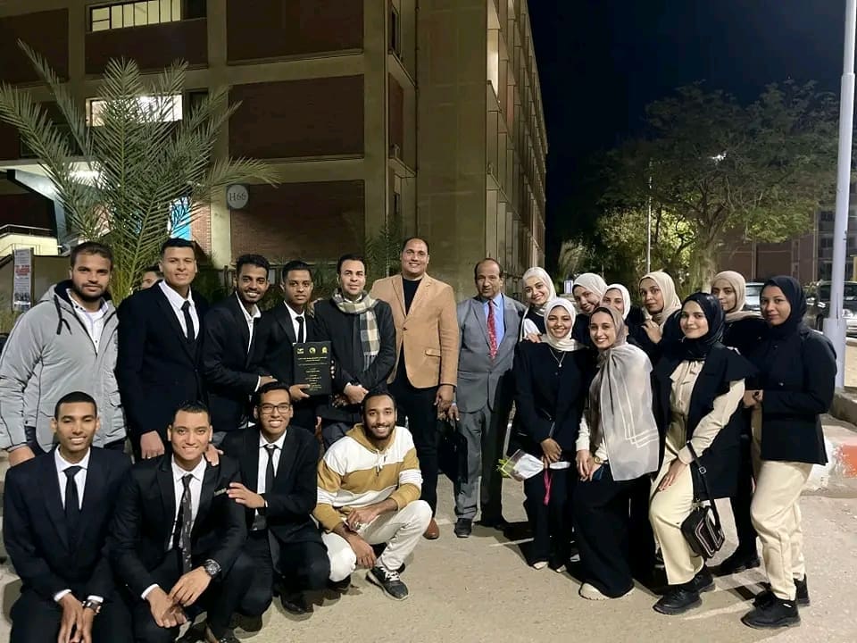 قسم الجغرافيا بآداب قنا يناقش مشروعات وبحوث التخرج للفرقة الرابعة 1 1735995427934 قسم الجغرافيا قسم الجغرافيا بآداب قنا يناقش مشروعات وبحوث التخرج للفرقة الرابعة موقع في الجامعة