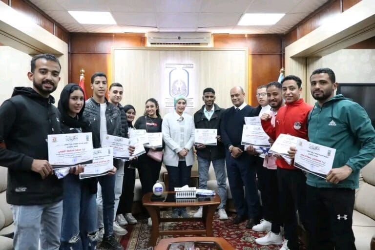 رئيس جامعة الأقصر تستمع لمقترحات الطلاب لتعزيز الأنشطة الرياضية.. وتكرم الفائزين 13 1737376264585 جامعة قناة السويس رئيس جامعة الأقصر تستمع لمقترحات الطلاب لتعزيز الأنشطة الرياضية.. وتكرم الفائزين موقع في الجامعة