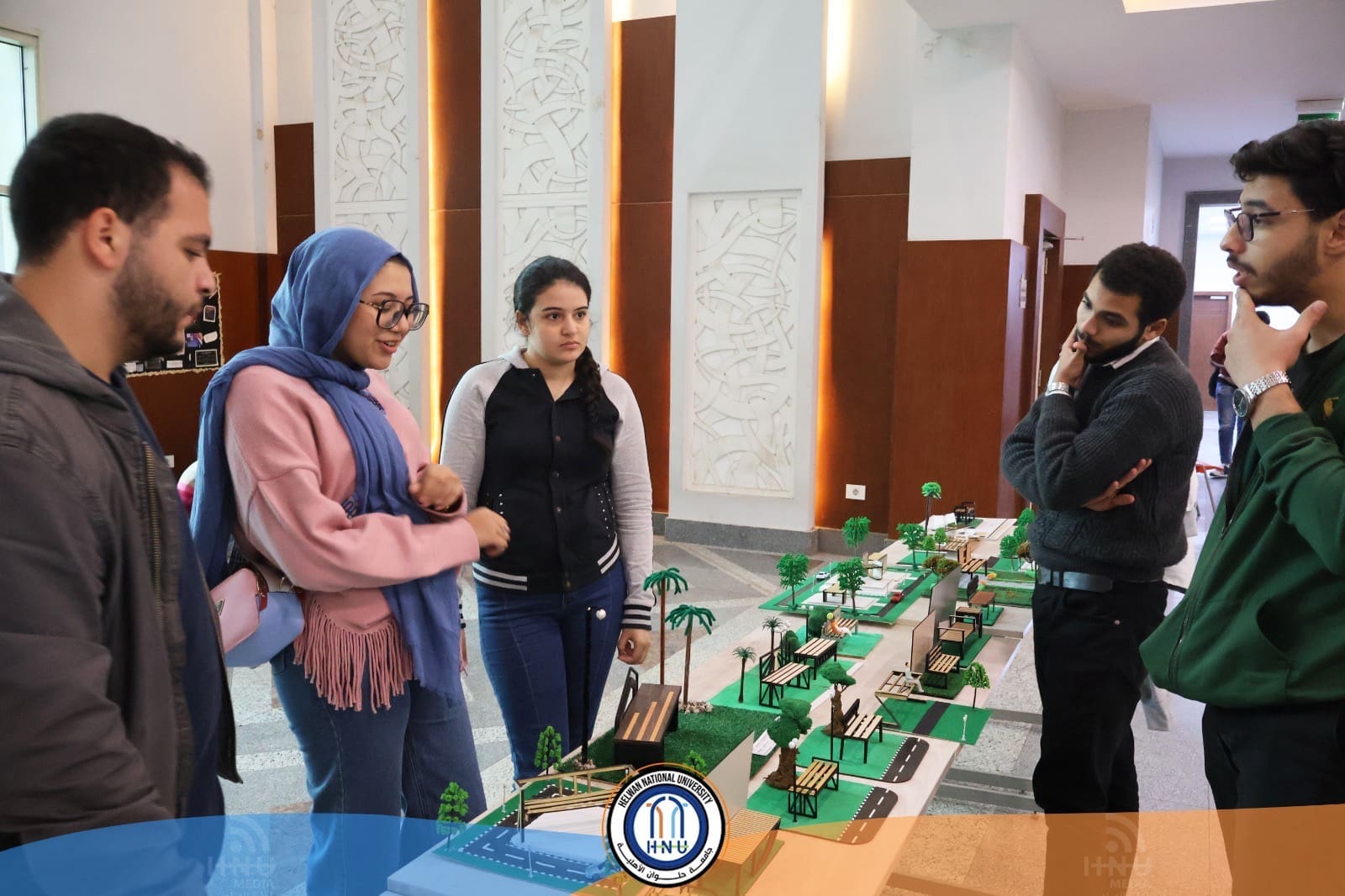 طلاب فنون بجامعة حلوان الأهلية يبتكرون حلولًا ذكية للأثاث الخارجي خلال تسليمات الإختبارات العملية 1 184659f7 d8a6 4b3b 9bef 393c1bc779a9 جامعة حلوان الأهلية طلاب فنون بجامعة حلوان الأهلية يبتكرون حلولًا ذكية للأثاث الخارجي خلال تسليمات الإختبارات العملية موقع في الجامعة