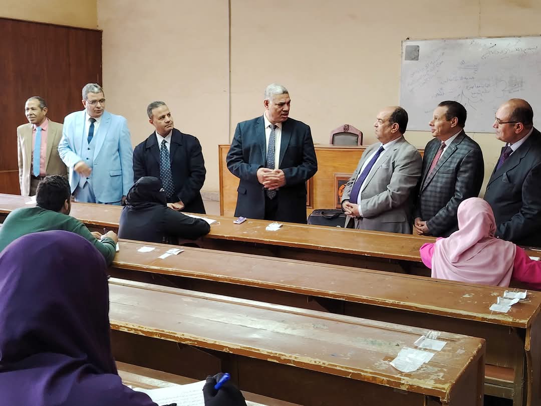 نائب رئيس جامعة الفيوم للدراسات العليا والبحوث يفقد امتحانات الدراسات العليا بكلية الخدمة الاجتماعيَّة 1 FB IMG 1737047013108 رئيس نائب رئيس جامعة الفيوم للدراسات العليا والبحوث يفقد امتحانات الدراسات العليا بكلية الخدمة الاجتماعيَّة موقع في الجامعة