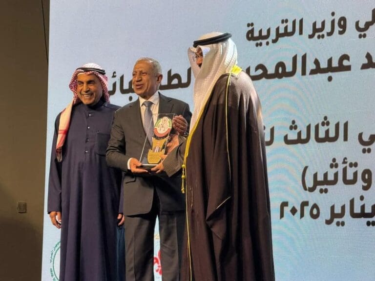 وزير التربية الكويتي يكرم الدكتور إسماعيل عبد الغفار رئيس الأكاديمية العربية 24 IMG 20250116 WA0037 جامعة مصر للمعلوماتية وزير التربية الكويتي يكرم الدكتور إسماعيل عبد الغفار رئيس الأكاديمية العربية موقع في الجامعة