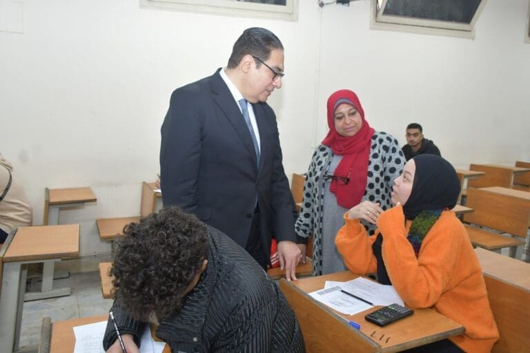 رئيس جامعة القاهرة يتفقد لجان الامتحانات بكليات الآداب والتجارة والإعلام والآثار وغرفة الكاميرات 17 f7de8eb1 30c6 409a be98 9eeb8149dd78 سكك حديد مصر رئيس جامعة القاهرة يتفقد لجان الامتحانات بكليات الآداب والتجارة والإعلام والآثار وغرفة الكاميرات موقع في الجامعة