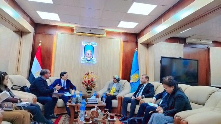 رئيس جامعة الأقصر تلتقي بوفد صيني رفيع لبحث آفاق التعاون الأكاديمي والثقافي 23 الأقصر وفد صيني جامعة مصر للمعلوماتية رئيس جامعة الأقصر تلتقي بوفد صيني رفيع لبحث آفاق التعاون الأكاديمي والثقافي موقع في الجامعة