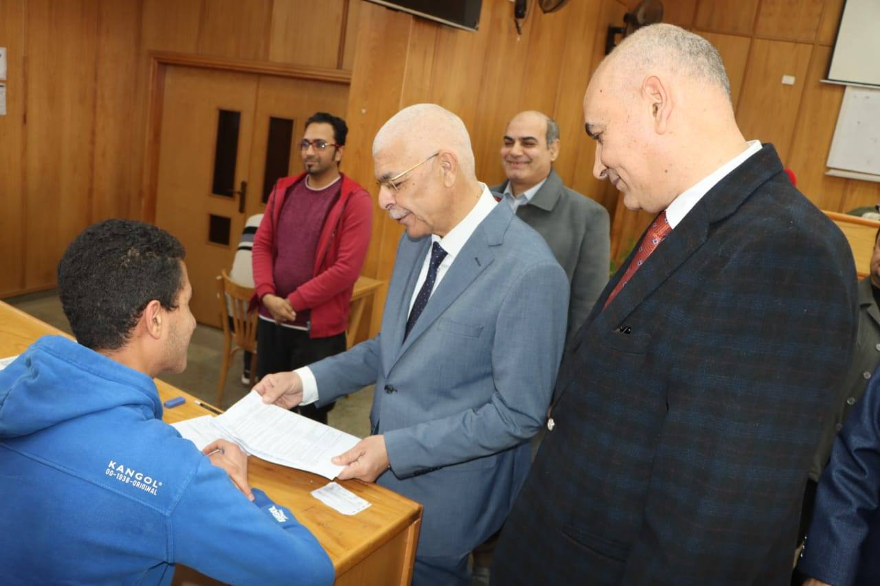 القاصد يوجه بتوفير الدعم الكامل لطلاب جامعة المنوفية أثناء أداء الامتحانات الفصل الأول 1 رئيس جامعة المنوفية يتفقد امتحانات كلية التربية القاصد القاصد يوجه بتوفير الدعم الكامل لطلاب جامعة المنوفية أثناء أداء الامتحانات الفصل الأول موقع في الجامعة