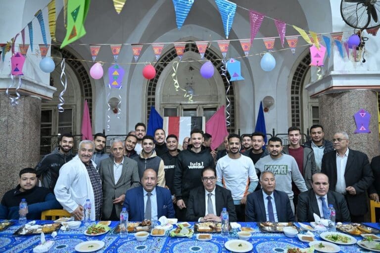 في أجواء رمضانية دافئة .. رئيس جامعة القاهرة يشارك طلاب المدينة الجامعية مائدة الإفطار 20 13b55225 e0d0 4f65 a1f2 4a43d895d5a9 في أجواء رمضانية دافئة .. رئيس جامعة القاهرة يشارك طلاب المدينة الجامعية مائدة الإفطار موقع في الجامعة