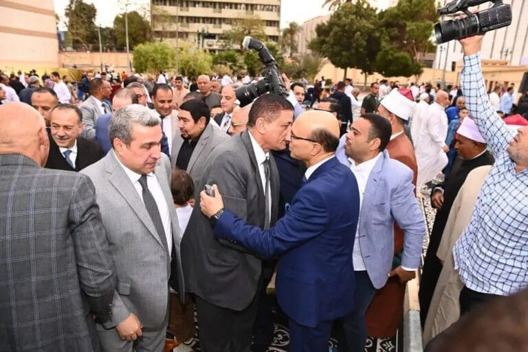 رئيس جامعة أسيوط يتبادل التهاني مع المسؤولين والمواطنين عقب صلاة العيد 2 1743414358350 جامعة أسيوط رئيس جامعة أسيوط يتبادل التهاني مع المسؤولين والمواطنين عقب صلاة العيد موقع في الجامعة