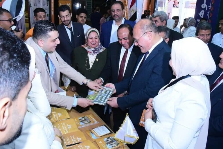 رئيس جامعة سوهاج يتفقد معرض لمنتجات صديقة البيئة يضم فحم نباتي وتصنيع ألياف الموز 14 1744644459237 جامعة رئيس جامعة سوهاج يتفقد معرض لمنتجات صديقة البيئة يضم فحم نباتي وتصنيع ألياف الموز موقع في الجامعة