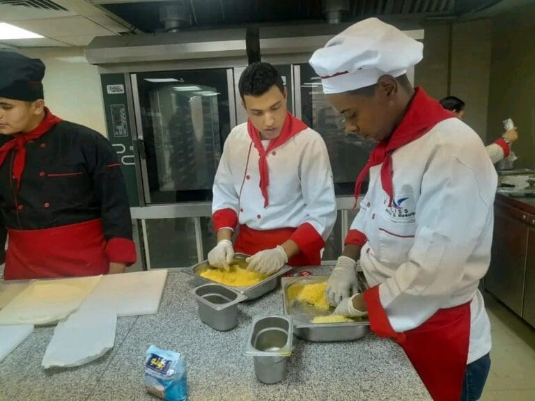 تدريب عملي لطلاب كلية السياحة والفنادق بالأقصر على إعداد طبق صحي 23 1744799437426 جينزي تدريب عملي لطلاب كلية السياحة والفنادق بالأقصر على إعداد طبق صحي موقع في الجامعة