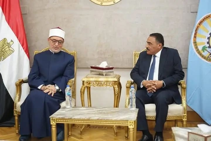 محافظ مطروح ومفتي الجمهورية يؤكدان على استمرار القوافل الدعوية بالمحافظة 1 1745755614282 مطروح محافظ مطروح ومفتي الجمهورية يؤكدان على استمرار القوافل الدعوية بالمحافظة موقع في الجامعة