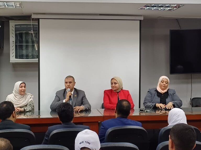 جامعة دمنهور تكرم طلاب "تجارة" المشاركين في التدريب الصيفي تمهيدًا لربطهم بسوق العمل 21 جامعة دمنهور