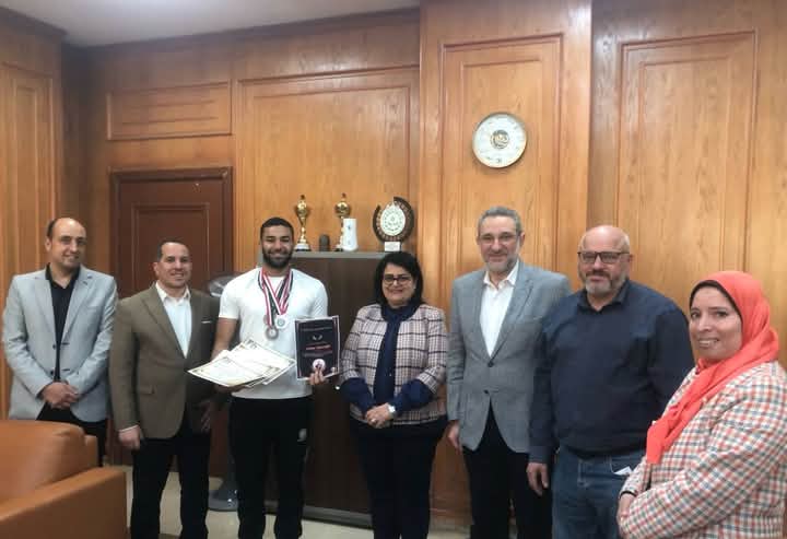 جامعة المنوفية الأهلية تكرم بطل السباحة جون جورج لتألقه الرياضي وتفوقه الأكاديمي 16 تكرم بطل السباحة جون جورج لتألقه الرياضي وتفوقه الأكاديمي