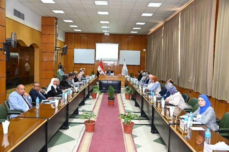 رئيس جامعة أسيوط يوجه بالاستعداد لامتحانات نهاية العام وتوفير بيئة جامعية منضبطة للطلاب 27 FB IMG 1745419991880 نورا عصام رئيس جامعة أسيوط يوجه بالاستعداد لامتحانات نهاية العام وتوفير بيئة جامعية منضبطة للطلاب موقع في الجامعة