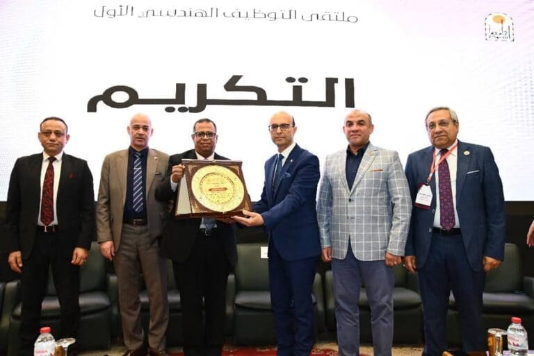 رئيس جامعة أسيوط يفتتح ملتقى التوظيف الهندسي الأول لدعم الشباب وتوفير فرص تدريب وتوظيف حقيقية 28 FB IMG 1745420024781 نورا عصام رئيس جامعة أسيوط يفتتح ملتقى التوظيف الهندسي الأول لدعم الشباب وتوفير فرص تدريب وتوظيف حقيقية موقع في الجامعة