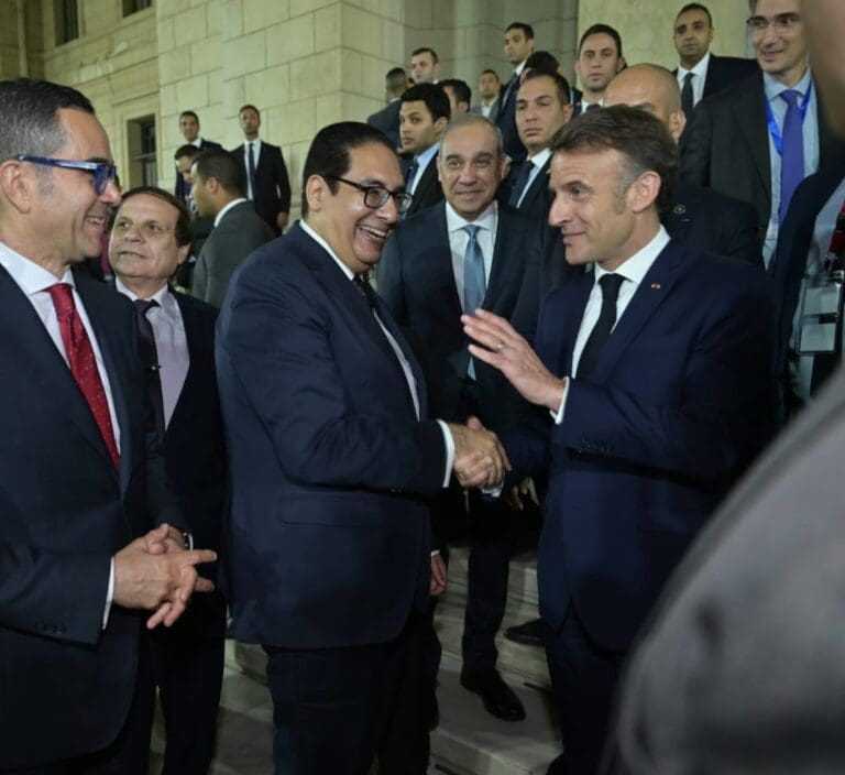 شاهد.. رئيس جامعة القاهرة يستقبل الرئيس الفرنسي إيمانويل ماكرون في لحظات تاريخية تحت القبة 10 IMG 20250407 WA0094 رئيس شاهد.. رئيس جامعة القاهرة يستقبل الرئيس الفرنسي إيمانويل ماكرون في لحظات تاريخية تحت القبة موقع في الجامعة