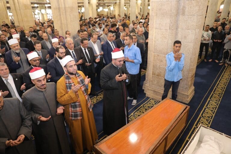 بمشاركة قيادات المشيخة .. أداء صلاة الجنازة على والدة نائب رئيس الجامعة بالجامع الأزهر - صور 11 IMG 20250416 WA0046 الجامع الأزهر بمشاركة قيادات المشيخة .. أداء صلاة الجنازة على والدة نائب رئيس الجامعة بالجامع الأزهر - صور موقع في الجامعة