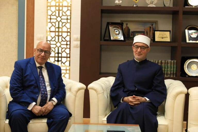 تستهدف طلاب المدارس والجامعات.. حملات توعوية مشتركة بين دار الإفتاء ومياه القاهرة الكبرى 13 IMG 20250420 WA0039 جامعة سوهاج تستهدف طلاب المدارس والجامعات.. حملات توعوية مشتركة بين دار الإفتاء ومياه القاهرة الكبرى موقع في الجامعة