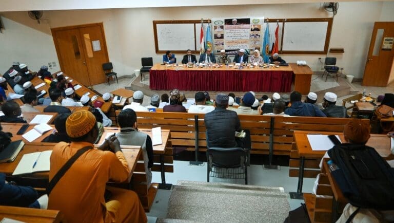 جامعة الأزهر: تدريب الطلاب والباحثين على تخريج الأحاديث ودراسة الأسانيد 7 IMG 20250421 WA0045 جنوب الوادي جامعة الأزهر: تدريب الطلاب والباحثين على تخريج الأحاديث ودراسة الأسانيد موقع في الجامعة