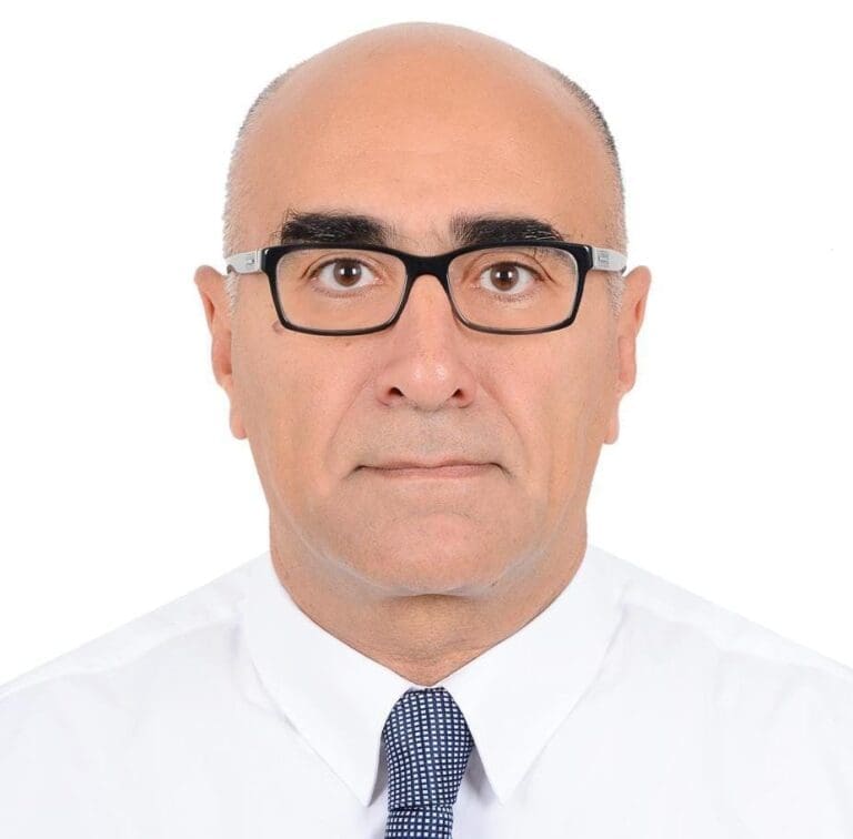 فوز طبيب بطب قصر العينى ابتكر جهاز التشغيل الآلى لجراحة تصحيح اعوجاج العمود الفقرى باستخدام الروبوت 7 IMG 20250422 WA0018 أزياء فوز طبيب بطب قصر العينى ابتكر جهاز التشغيل الآلى لجراحة تصحيح اعوجاج العمود الفقرى باستخدام الروبوت موقع في الجامعة