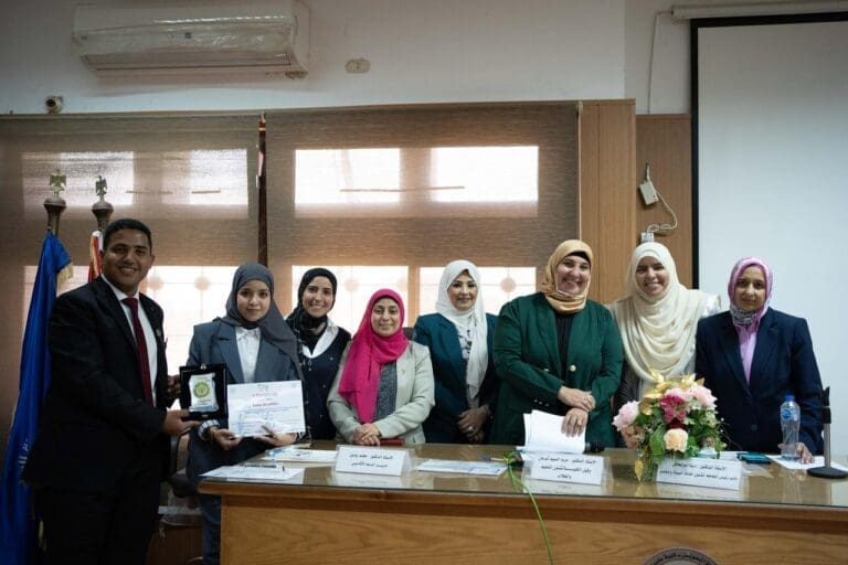 جامعة سيناء تحصد المركز الأول في العرض الإلقائي بالمؤتمر الطلابي السابع لطب الأسنان 34 جامعة سيناء تحصد المركز الأول في العرض الإلقائي بالمؤتمر الطلابي السابع لطب الأسنان