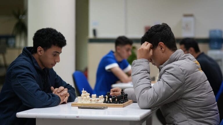 فوز طالب الهندسة مصطفى عبد المالك إبراهيم بالمركز الأول في بطولة الشطرنج بجامعة سيناء 46 IMG 20250428 WA0017 1 جامعة المن فوز طالب الهندسة مصطفى عبد المالك إبراهيم بالمركز الأول في بطولة الشطرنج بجامعة سيناء موقع في الجامعة