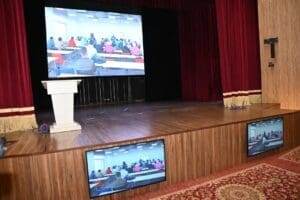 بالصور.. رئيس جامعة أسيوط الأهلية يتفقد مسرح الجامعة بعد افتتاحه 8 بالصور.. رئيس جامعة أسيوط الأهلية مسرح الجامعة بعد افتتاحه