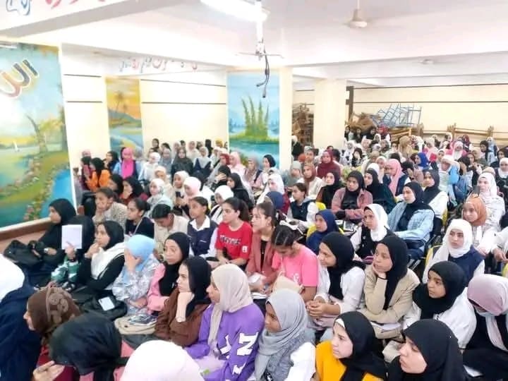 إقبال كثيف من طلاب الشهادة الإعدادية على حضور المراجعات النهائية بأسيوط 1 إقبال كثيف من طلاب الشهادة الإعدادية على حضور المراجعات النهائية بأسيوط