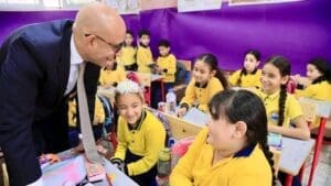 أبرزها الاطمئنان على الطلاب ومصافحتهم.. 11 صور ترصد نشاط وزير التعليم خلال جولته 2 أبرزها الاطمئنان على الطلاب ومصافحتهم.. 10 صور ترصد نشاط وزير التعليم خلال جولته