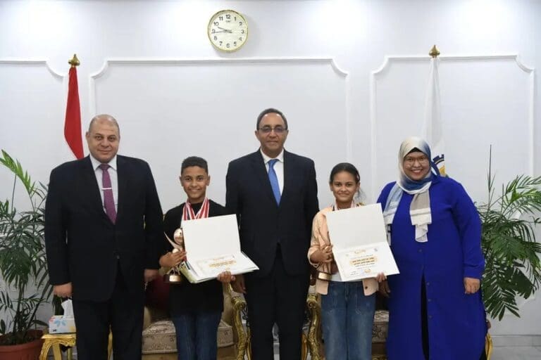 محافظ قنا يكرم الفائزين بجائزة الدولة للمبدع الصغير ويشيد بدور الأسرة والمدرسة 3 1748095702447 الشهادة الإعدادية محافظ قنا يكرم الفائزين بجائزة الدولة للمبدع الصغير ويشيد بدور الأسرة والمدرسة موقع في الجامعة