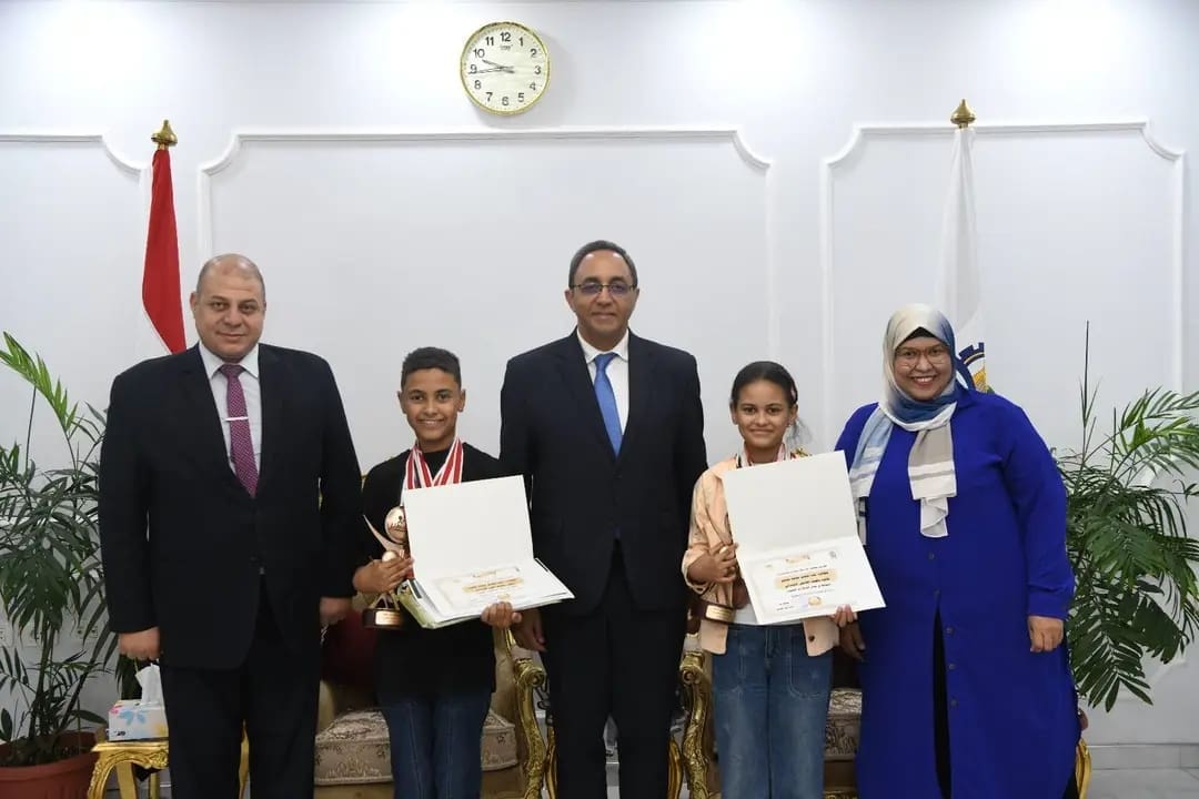 محافظ قنا يكرم الفائزين بجائزة الدولة للمبدع الصغير ويشيد بدور الأسرة والمدرسة 1 1748095702447 محافظ قنا محافظ قنا يكرم الفائزين بجائزة الدولة للمبدع الصغير ويشيد بدور الأسرة والمدرسة موقع في الجامعة