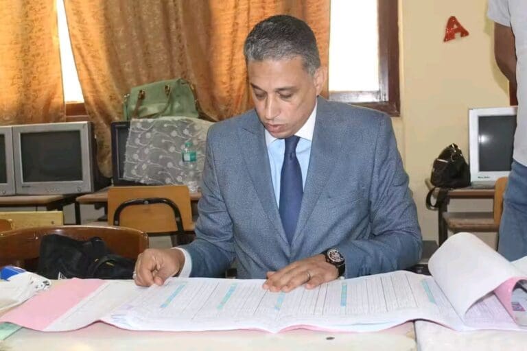 إقرار إلزامي يثير الجدل بين أولياء الأمور في الجيزة.. ممنوع النقل ومهددون بالتحويل للعربي 4 إقرار إلزامي يثير الجدل بين أولياء الأمور في الجيزة.. ممنوع النقل ومهددون بالتحويل للعربي